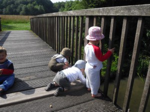 Kinder schauen durch das Brückengeländer