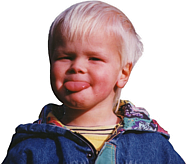Kind streckt Zunge raus